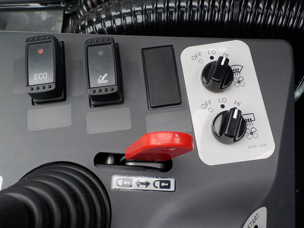 令和7年　日立　ホイールローダー　ZW80S-5B　★0.9立米★スノースパイク★車検令和9年11月