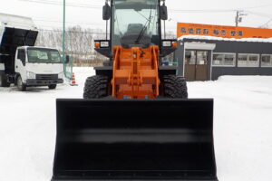 サムネイル: 令和7年　日立　ホイールローダー　ZW80S-5B　★0.9立米★スノースパイク★車検令和9年11月