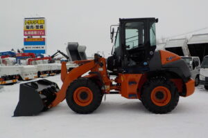 サムネイル: 令和7年　日立　ホイールローダー　ZW80S-5B　★0.9立米★スノースパイク★車検令和9年11月