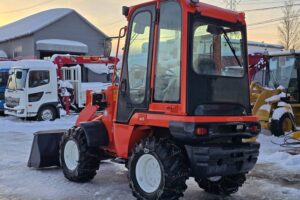 サムネイル: 平成16年　クボタ　R420D　0.4立米　チェーン付・全塗装済！