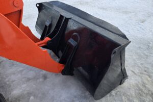 サムネイル: 平成16年　クボタ　R420D　0.4立米　チェーン付・全塗装済！