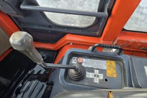 サムネイル: 平成16年　クボタ　R420D　0.4立米　チェーン付・全塗装済！