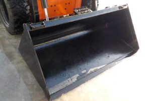 サムネイル: トヨタ　ジョブサン　5SDKL6　★スキッドステアローダー★0.28立米★バケット幅153㎝★使用時間約580HR★