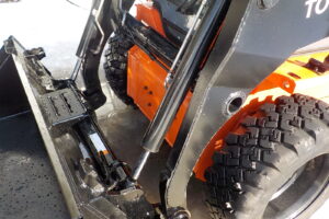 サムネイル: トヨタ　ジョブサン　5SDKL6　★スキッドステアローダー★0.28立米★バケット幅153㎝★使用時間約580HR★