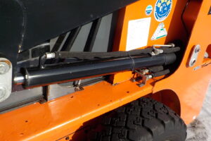 サムネイル: トヨタ　ジョブサン　5SDKL6　★スキッドステアローダー★0.28立米★バケット幅153㎝★使用時間約580HR★