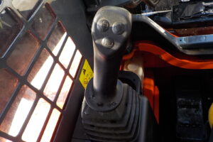 サムネイル: トヨタ　ジョブサン　5SDKL6　★スキッドステアローダー★0.28立米★バケット幅153㎝★使用時間約580HR★