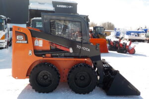 サムネイル: トヨタ　ジョブサン　5SDKL6　★スキッドステアローダー★0.28立米★バケット幅153㎝★使用時間約580HR★