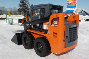 サムネイル: トヨタ　ジョブサン　5SDKL6　★スキッドステアローダー★0.28立米★バケット幅153㎝★使用時間約580HR★