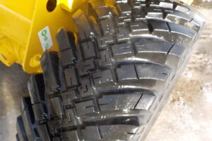 サムネイル: 平成29年　CAT　ホイールローダー　901C2　★0.4立米★バケット幅168㎝★タイヤチェーン2本★使用時間1300HR★