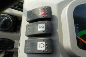 サムネイル: 平成29年　CAT　ホイールローダー　901C2　★0.4立米★バケット幅168㎝★タイヤチェーン2本★使用時間1300HR★