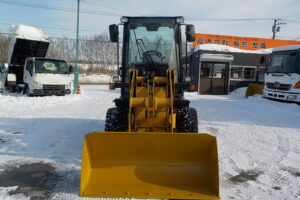 サムネイル: 平成29年　CAT　ホイールローダー　901C2　★0.4立米★バケット幅168㎝★タイヤチェーン2本★使用時間1300HR★