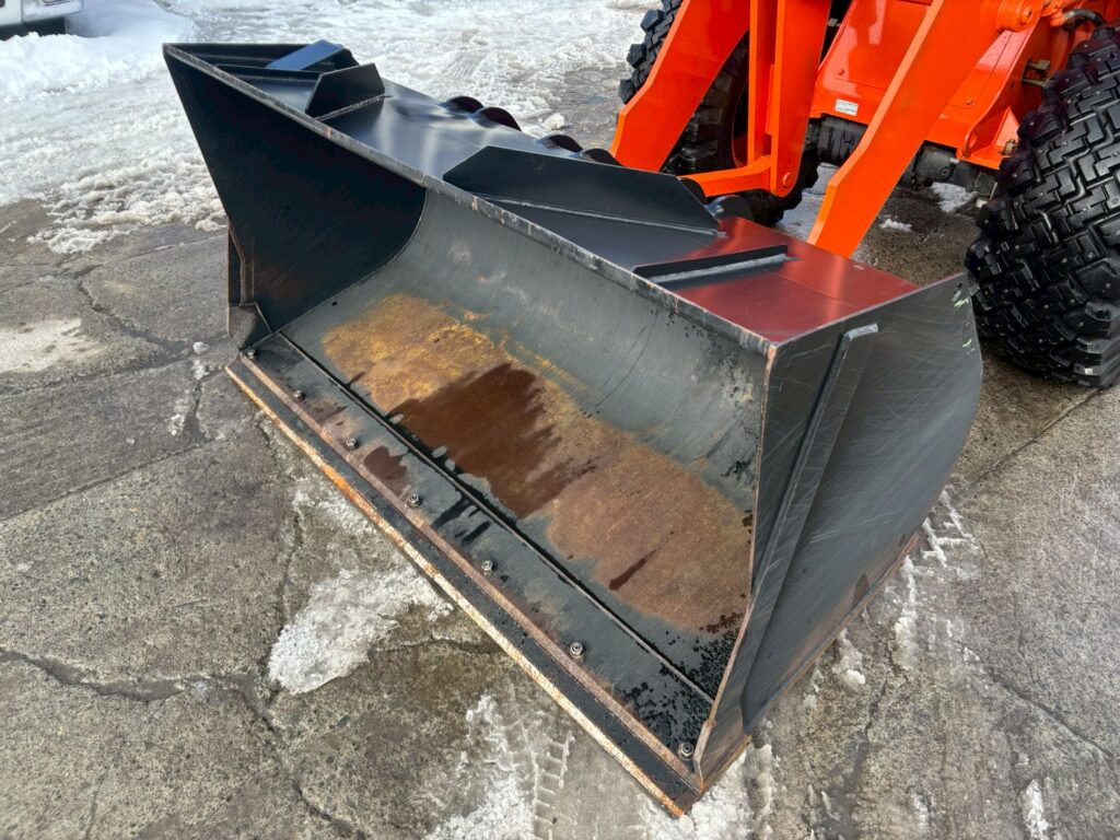 平成28年　日立　ZW80-5B　スノースパイクタイヤ装着車・ダブルヒーター仕様　０．９立米　★使用時間2090時間★