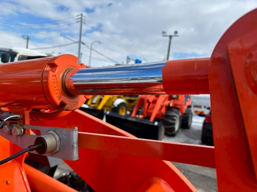 平成28年　日立　ZW80-5B　スノースパイクタイヤ装着車・ダブルヒーター仕様　０．９立米　★使用時間2090時間★