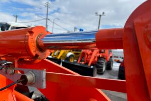 サムネイル: 平成28年　日立　ZW80-5B　スノースパイクタイヤ装着車・ダブルヒーター仕様　０．９立米　★使用時間2090時間★