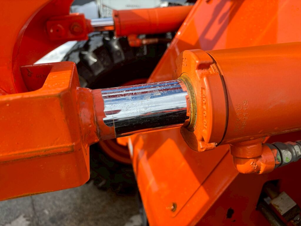 平成28年　日立　ZW80-5B　スノースパイクタイヤ装着車・ダブルヒーター仕様　０．９立米　★使用時間2090時間★