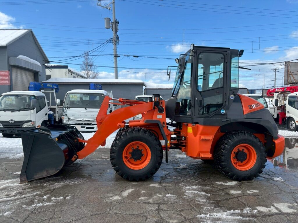 平成28年　日立　ZW80-5B　スノースパイクタイヤ装着車・ダブルヒーター仕様　０．９立米　★使用時間2090時間★