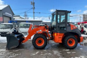 サムネイル: 平成28年　日立　ZW80-5B　スノースパイクタイヤ装着車・ダブルヒーター仕様　０．９立米　★使用時間2090時間★