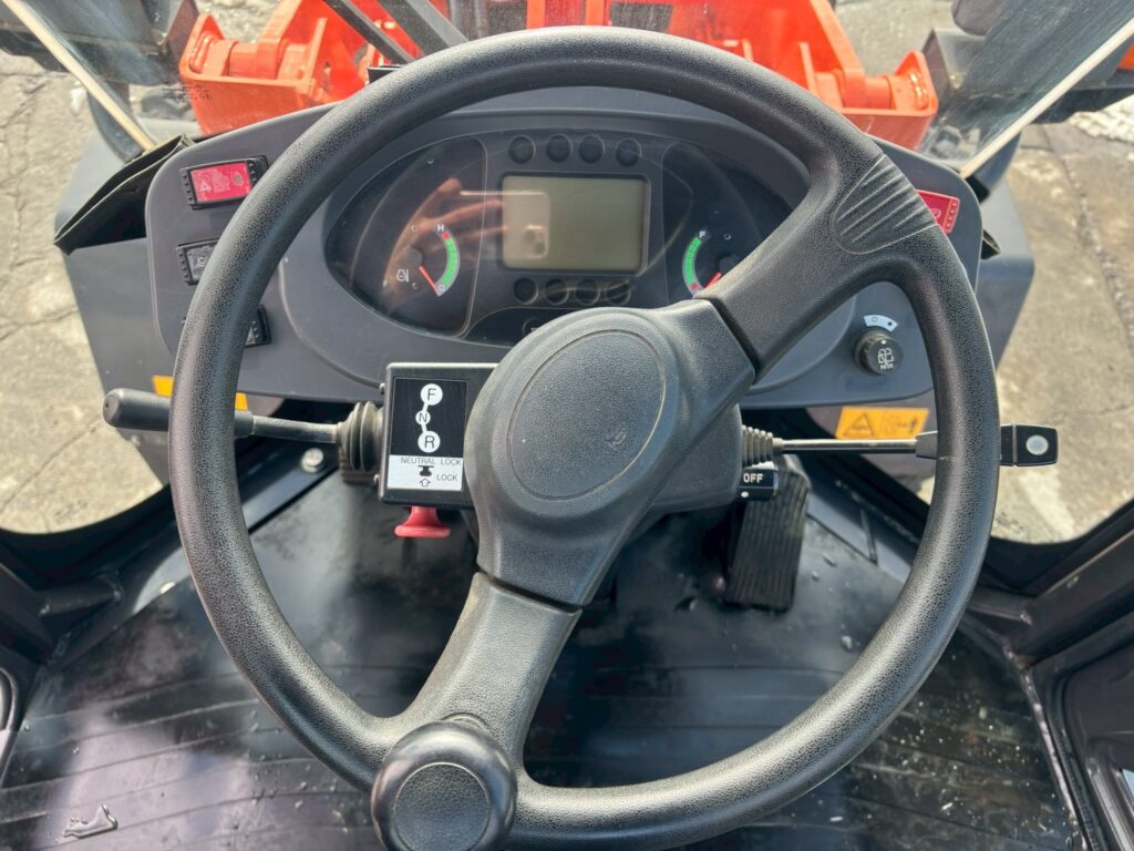 平成28年　日立　ZW80-5B　スノースパイクタイヤ装着車・ダブルヒーター仕様　０．９立米　★使用時間2090時間★