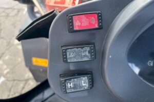 サムネイル: 平成28年　日立　ZW80-5B　スノースパイクタイヤ装着車・ダブルヒーター仕様　０．９立米　★使用時間2090時間★