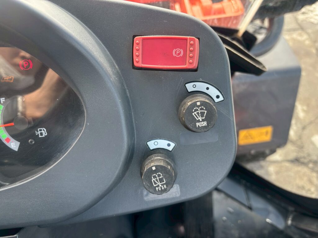 平成28年　日立　ZW80-5B　スノースパイクタイヤ装着車・ダブルヒーター仕様　０．９立米　★使用時間2090時間★