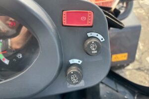 サムネイル: 平成28年　日立　ZW80-5B　スノースパイクタイヤ装着車・ダブルヒーター仕様　０．９立米　★使用時間2090時間★