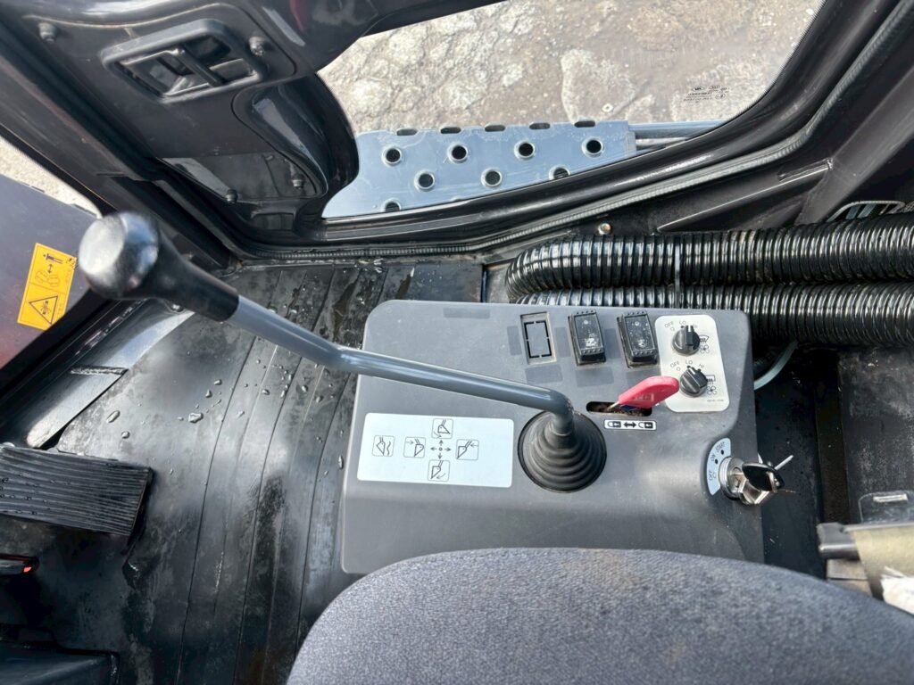 平成28年　日立　ZW80-5B　スノースパイクタイヤ装着車・ダブルヒーター仕様　０．９立米　★使用時間2090時間★