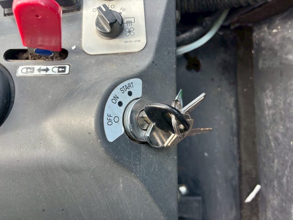 平成28年　日立　ZW80-5B　スノースパイクタイヤ装着車・ダブルヒーター仕様　０．９立米　★使用時間2090時間★