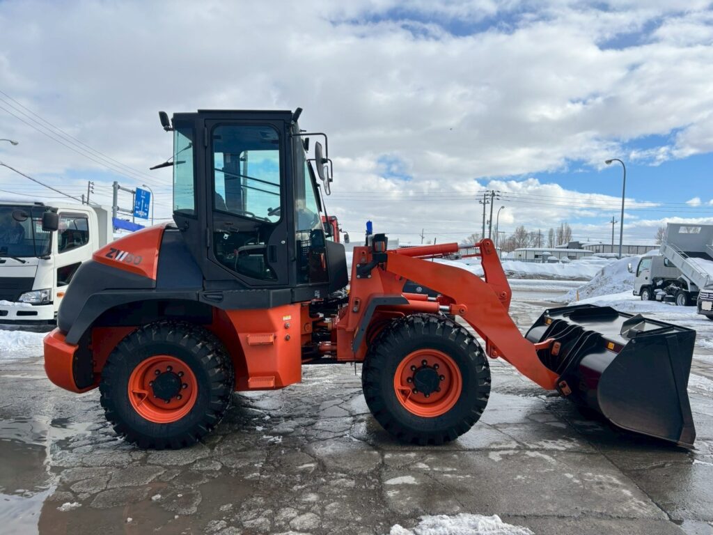 平成28年　日立　ZW80-5B　スノースパイクタイヤ装着車・ダブルヒーター仕様　０．９立米　★使用時間2090時間★
