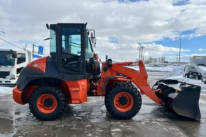 サムネイル: 平成28年　日立　ZW80-5B　スノースパイクタイヤ装着車・ダブルヒーター仕様　０．９立米　★使用時間2090時間★