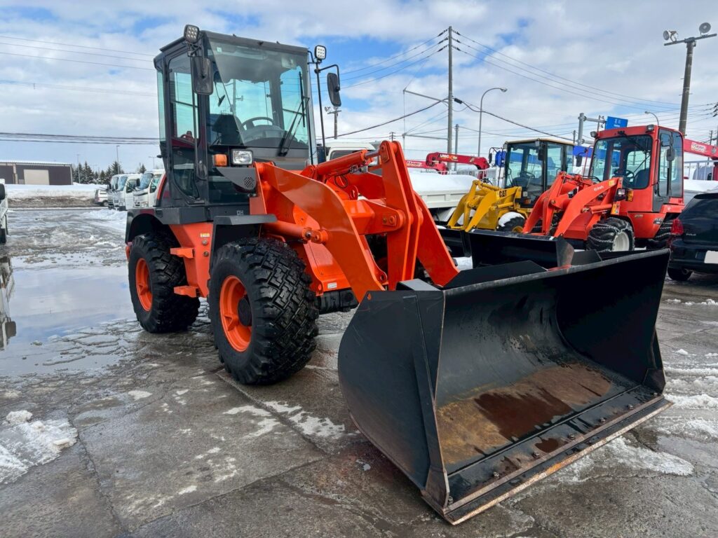 平成28年　日立　ZW80-5B　スノースパイクタイヤ装着車・ダブルヒーター仕様　０．９立米　★使用時間2090時間★