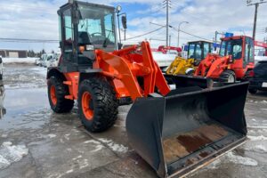 サムネイル: 平成28年　日立　ZW80-5B　スノースパイクタイヤ装着車・ダブルヒーター仕様　０．９立米　★使用時間2090時間★