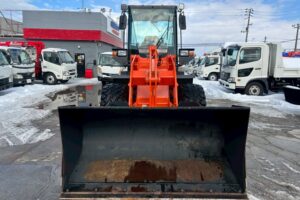 サムネイル: 平成28年　日立　ZW80-5B　スノースパイクタイヤ装着車・ダブルヒーター仕様　０．９立米　★使用時間2090時間★