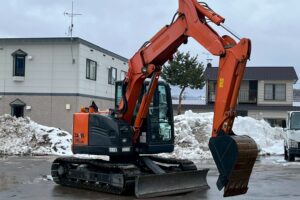 サムネイル: 【平成29年製】日立　バックホー　ZX75UR-5B　オフセットブーム　後方超小旋回　クレーン仕様　旋回マルチ　鉄キャタゴムパッド　油圧ショベル　パワーショベル　【お問い合わせは北見店へ～TEL0157-57-7166～】