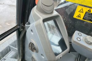 サムネイル: 【平成29年製】日立　バックホー　ZX75UR-5B　オフセットブーム　後方超小旋回　クレーン仕様　旋回マルチ　鉄キャタゴムパッド　油圧ショベル　パワーショベル　【お問い合わせは北見店へ～TEL0157-57-7166～】