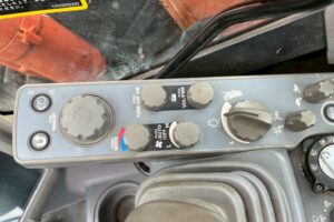 サムネイル: 【平成29年製】日立　バックホー　ZX75UR-5B　オフセットブーム　後方超小旋回　クレーン仕様　旋回マルチ　鉄キャタゴムパッド　油圧ショベル　パワーショベル　【お問い合わせは北見店へ～TEL0157-57-7166～】