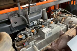 サムネイル: 【平成29年製】日立　バックホー　ZX75UR-5B　オフセットブーム　後方超小旋回　クレーン仕様　旋回マルチ　鉄キャタゴムパッド　油圧ショベル　パワーショベル　【お問い合わせは北見店へ～TEL0157-57-7166～】