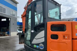 サムネイル: 【平成29年製】日立　バックホー　ZX75UR-5B　オフセットブーム　後方超小旋回　クレーン仕様　旋回マルチ　鉄キャタゴムパッド　油圧ショベル　パワーショベル　【お問い合わせは北見店へ～TEL0157-57-7166～】