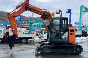 サムネイル: 【平成29年製】日立　バックホー　ZX75UR-5B　オフセットブーム　後方超小旋回　クレーン仕様　旋回マルチ　鉄キャタゴムパッド　油圧ショベル　パワーショベル　【お問い合わせは北見店へ～TEL0157-57-7166～】