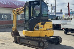 サムネイル: 令和1年　コマツPC38UU-6N0　後方超小旋回　オフセットブーム　クレーン仕様