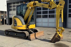 サムネイル: 令和1年　コマツPC38UU-6N0　後方超小旋回　オフセットブーム　クレーン仕様