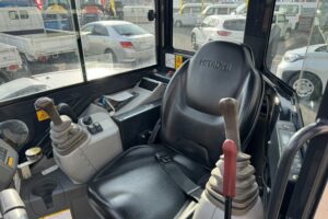 サムネイル: 令和1年　日立ZX40U-5B　後方超小旋回　クレーン仕様　エアコン