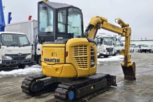 サムネイル: 平成30年　コマツ　PC30UU-6N0　0.09立米　クレーン仕様・オフセットブーム・エアコン付・使用時間2127時間