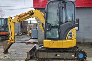 サムネイル: 平成30年　コマツ　PC30UU-6N0　0.09立米　クレーン仕様・オフセットブーム・エアコン付・使用時間2127時間