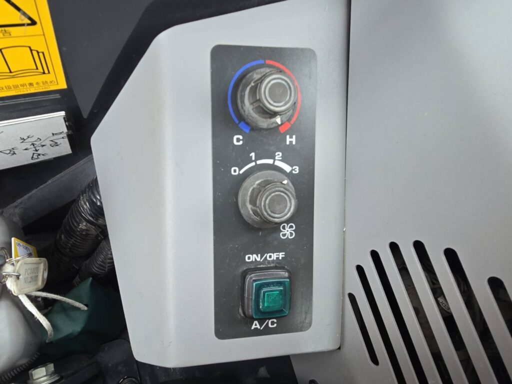 平成30年　コマツ　PC30UU-6N0　0.09立米　クレーン仕様・オフセットブーム・エアコン付・使用時間2127時間