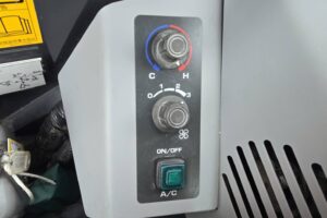 サムネイル: 平成30年　コマツ　PC30UU-6N0　0.09立米　クレーン仕様・オフセットブーム・エアコン付・使用時間2127時間