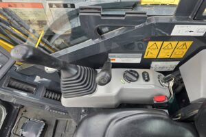 サムネイル: 平成30年　コマツ　PC30UU-6N0　0.09立米　クレーン仕様・オフセットブーム・エアコン付・使用時間2127時間