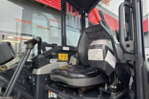 サムネイル: 平成30年　コマツ　PC30UU-6N0　0.09立米　クレーン仕様・オフセットブーム・エアコン付・使用時間2127時間