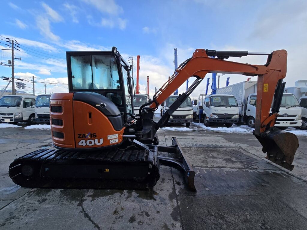令和1年　日立　ZX40U-5B　0.14立米　クレーン仕様・エアコン付・後方小旋回・使用時間2762時間