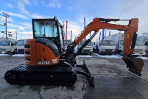 サムネイル: 令和1年　日立　ZX40U-5B　0.14立米　クレーン仕様・エアコン付・後方小旋回・使用時間2762時間