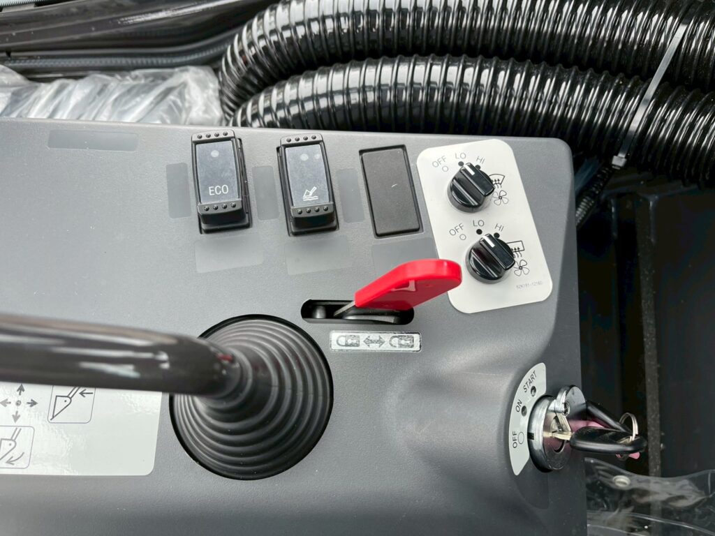 【★北見店★】令和7年　ZW80S-5B　2025年モデル　0.9立米　ｽﾉｰｽﾊﾟｲｸ・ﾗｲﾄﾞ ｺﾝﾄﾛｰﾙ・ﾀﾞﾌﾞﾙﾋｰﾀｰ仕様（車検令和9年11月）